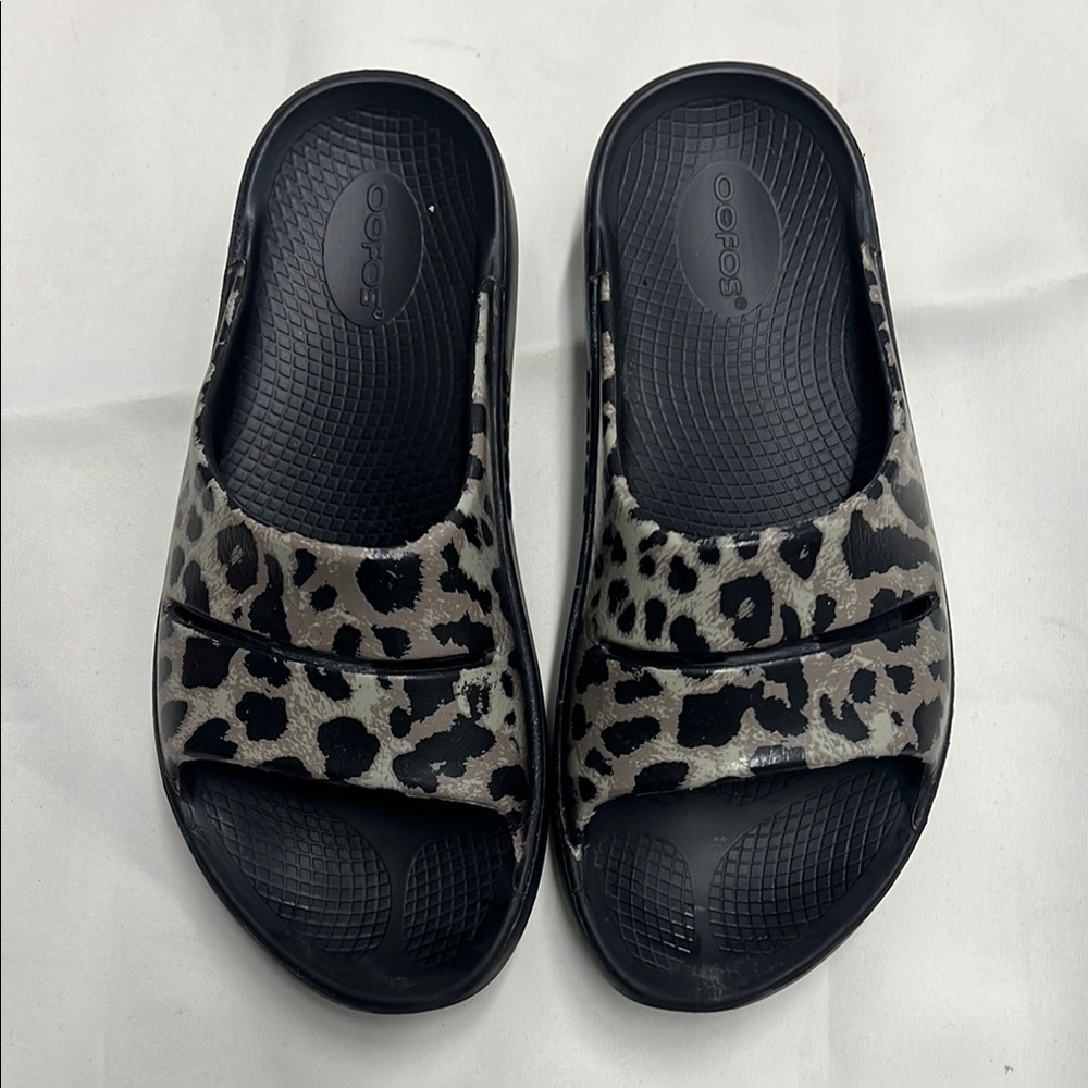 Oofos OOahh Luxe Slide Sandals in a leopard print size 6